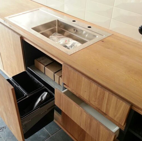 Es wird mit einem Meßband auf Holz gemessen